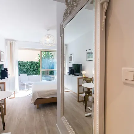 Centre Promenade Golden Square Terrace 1 Min Walk To The Ac Апартаменты *