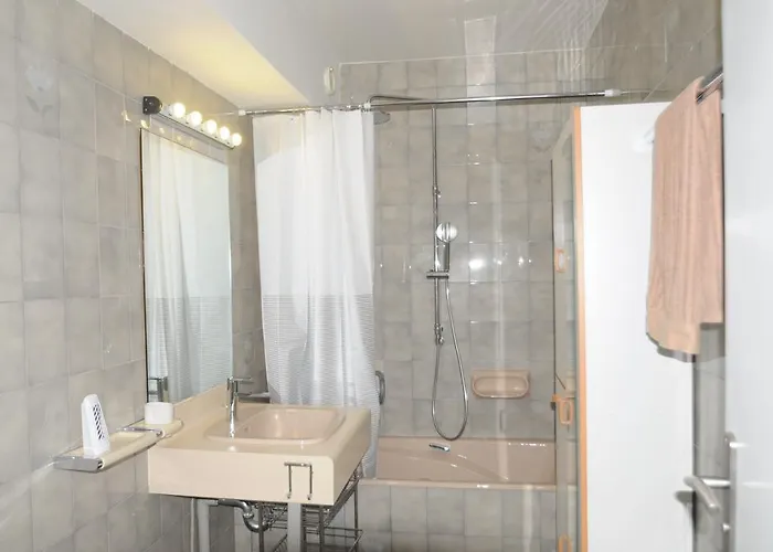 Centre Promenade Golden Square Terrace 1 Min Walk To The Beach Ac Nice