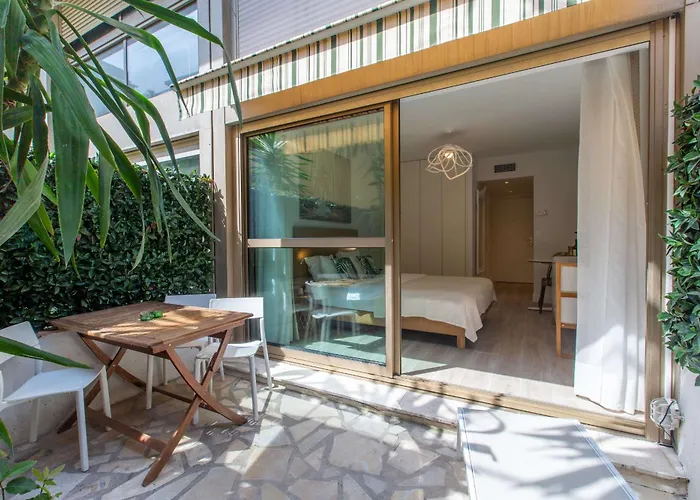 Centre Promenade Golden Square Terrace 1 Min Walk To The Beach Ac Apartment *