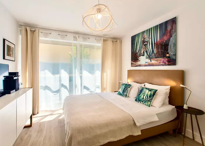 Apartment Centre Promenade Golden Square Terrace 1 Min Walk To The Beach Ac Nice